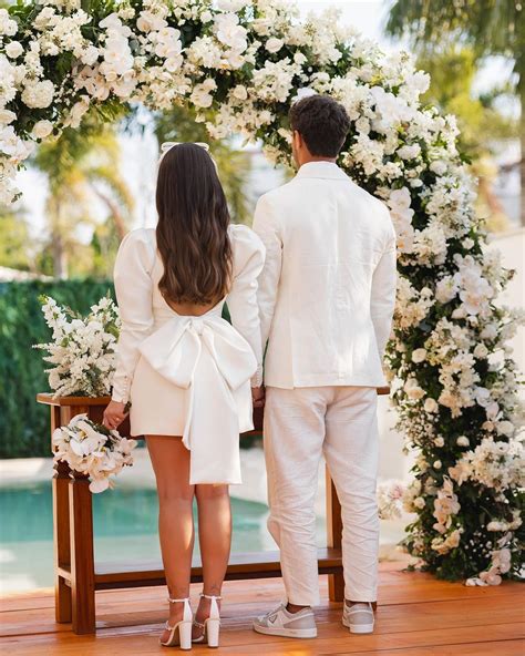 Larissa Manoela conta como foi casamento íntimo em casa .